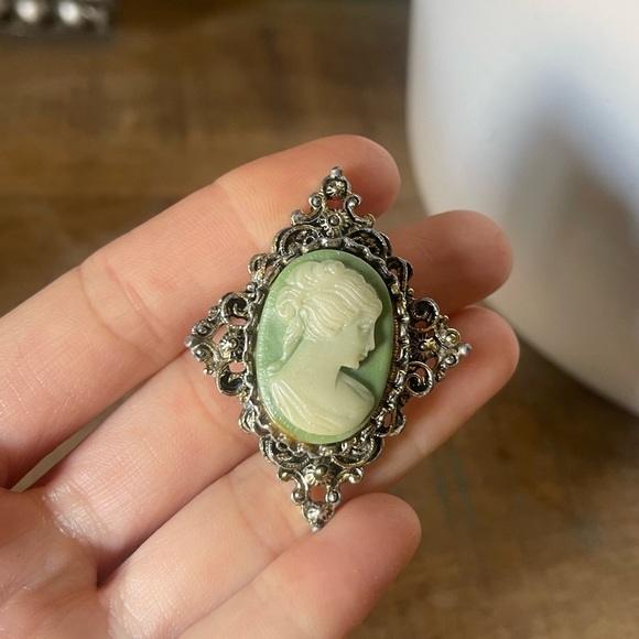 RARE Vintage Victorian Gold tone Blue & white Cameo Pin Brooch Gerry's - Picture 3 of 7